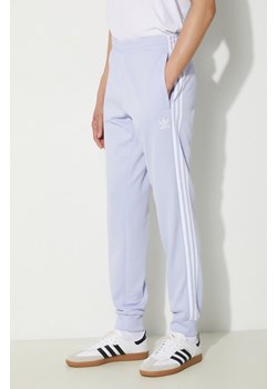 adidas Originals spodnie dresowe kolor fioletowy z aplikacją IR9879 ze sklepu PRM w kategorii Spodnie męskie - zdjęcie 173015539