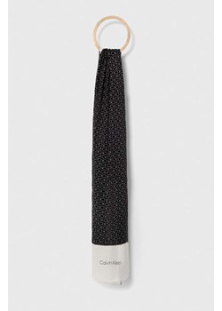 Calvin Klein szal damski kolor czarny wzorzysty ze sklepu ANSWEAR.com w kategorii Szaliki i chusty damskie - zdjęcie 173021177