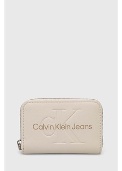 Calvin Klein Jeans portfel damski kolor beżowy K60K612255 ze sklepu ANSWEAR.com w kategorii Portfele damskie - zdjęcie 173021236
