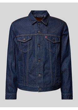 Kurtka jeansowa z kieszeniami na piersi i detalem z logo model ‘THE TRUCKER’ ze sklepu Peek&Cloppenburg  w kategorii Kurtki męskie - zdjęcie 173021649
