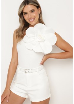 Biała Asymetryczna Bluzka z Bawełny Ozdobiona Kwiatem 3D Ulsavia ze sklepu Born2be Odzież w kategorii Bluzki damskie - zdjęcie 173023658