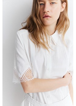 H & M - Koszula z domieszką lnu i koronkowymi detalami - Biały ze sklepu H&M w kategorii Bluzki damskie - zdjęcie 173032609