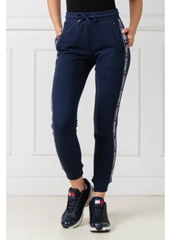 Tommy Hilfiger Spodnie dresowe Track | Regular fit ze sklepu Gomez Fashion Store w kategorii Spodnie damskie - zdjęcie 173115466