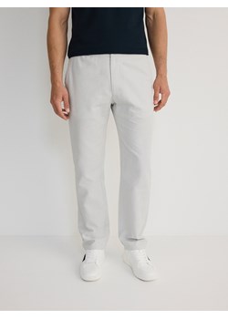 Reserved - Spodnie chino regular z dodatkiem lnu - jasnoszary ze sklepu Reserved w kategorii Spodnie męskie - zdjęcie 173117306