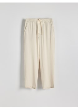 Reserved - Spodnie loose fit lyocellu - złamana biel ze sklepu Reserved w kategorii Spodnie męskie - zdjęcie 173117635