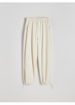 Reserved - Spodnie dresowe ze ściągaczami - złamana biel ze sklepu Reserved w kategorii Spodnie damskie - zdjęcie 173118915