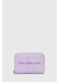 Calvin Klein Jeans portfel damski kolor fioletowy K60K612255 ze sklepu ANSWEAR.com w kategorii Portfele damskie - zdjęcie 173123025