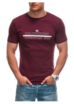 T-shirt męski z nadrukiem 1947S - ciemnoczerwony ze sklepu Edoti w kategorii T-shirty męskie - zdjęcie 173127979