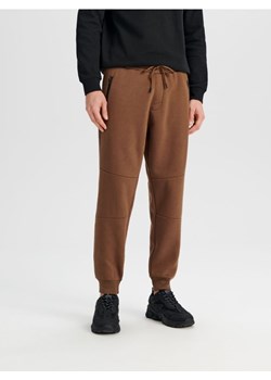 Sinsay - Spodnie dresowe jogger - brązowy ze sklepu Sinsay w kategorii Spodnie męskie - zdjęcie 173132338