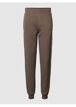 Spodnie dresowe z nadrukiem z logo model ‘BRITNEY’ ze sklepu Peek&Cloppenburg  w kategorii Spodnie damskie - zdjęcie 173134416