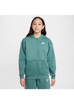 Bluza z kapturem i zamkiem na całej długości o kroju oversize dla dużych dzieci (dziewcząt) Nike Sportswear Club Fleece - Zieleń ze sklepu Nike poland w kategorii Bluzy dziewczęce - zdjęcie 173136136