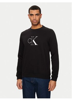 Calvin Klein Jeans Bluza Monologo J30J326034 Czarny Regular Fit ze sklepu MODIVO w kategorii Bluzy męskie - zdjęcie 173138999