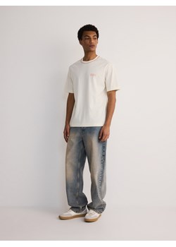 Reserved - T-shirt regular z nadrukiem na plecach - złamana biel ze sklepu Reserved w kategorii T-shirty męskie - zdjęcie 173140257