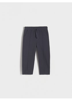 Reserved - Dresowe spodnie z przeszyciami - ciemnoszary ze sklepu Reserved w kategorii Spodnie i półśpiochy - zdjęcie 173154306