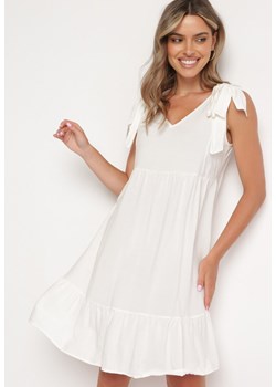 Biała Sukienka na Wiązanych Ramiączkach o Rozkloszowanym Kroju z Trójkątnym Dekoltem Tiamaty ze sklepu Born2be Odzież w kategorii Sukienki - zdjęcie 173278639