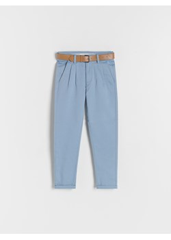 Reserved - Strukturalne spodnie chino z paskiem - niebieski ze sklepu Reserved w kategorii Spodnie chłopięce - zdjęcie 173281346