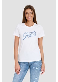 GUESS Biały T-shirt STONES&EMBRO TEE, Wybierz rozmiar XL ze sklepu outfit.pl w kategorii Bluzki damskie - zdjęcie 173281408
