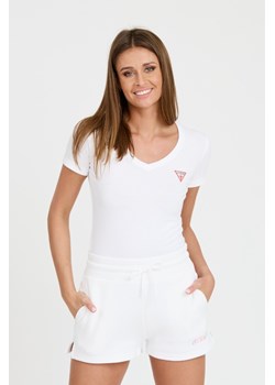 GUESS Biały t-shirt Mini Triangle Tee, Wybierz rozmiar M ze sklepu outfit.pl w kategorii Bluzki damskie - zdjęcie 173281517