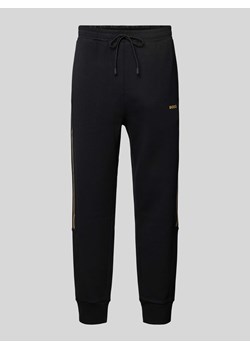 Spodnie dresowe o kroju tapered fit z detalem z logo model ‘Hadikonos’ ze sklepu Peek&Cloppenburg  w kategorii Spodnie męskie - zdjęcie 173288796