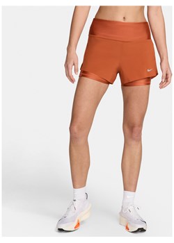 Damskie spodenki do biegania 2 w 1 ze średnim stanem i kieszeniami 7,5 cm Nike Dri-FIT Swift - Pomarańczowy ze sklepu Nike poland w kategorii Szorty - zdjęcie 173289337