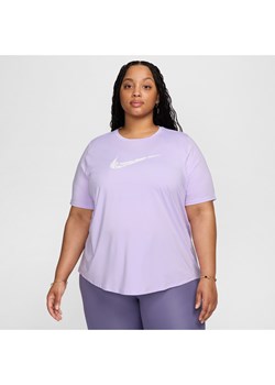 Damska koszulka do biegania z krótkim rękawem Dri-FIT Nike One Swoosh (duże rozmiary) - Fiolet ze sklepu Nike poland w kategorii Bluzki damskie - zdjęcie 173289368