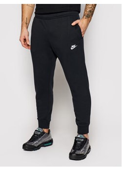 Nike Spodnie dresowe Club BV2671 Czarny Standard Fit ze sklepu MODIVO w kategorii Spodnie męskie - zdjęcie 173292909