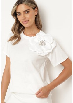 Biały Bawełniany T-shirt z Krótkim Rękawem i Aplikacją w Kształcie Kwiatu z Cyrkoniami Dimantee ze sklepu Born2be Odzież w kategorii Bluzki damskie - zdjęcie 173296189