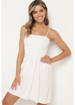 Biała Bawełniana Sukienka na Ramiączkach z Marszczonym Dekoltem Krisele ze sklepu Born2be Odzież w kategorii Sukienki - zdjęcie 173301276