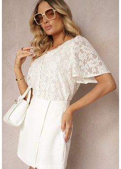 Biała Bluzka z Koronkowego Materiału z Ozdobnymi Guzikami Dimlline ze sklepu Renee odzież w kategorii Bluzki damskie - zdjęcie 173301625
