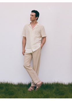 Reserved - Spodnie chino regular z dodatkiem lnu - beżowy ze sklepu Reserved w kategorii Spodnie męskie - zdjęcie 173306917