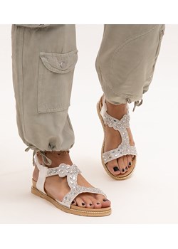 Błyszczące białe sandałki Shahida ze sklepu gemre w kategorii Sandały damskie - zdjęcie 173307216