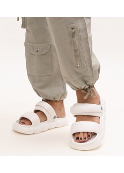 Lekkie sandały piankowe w jednolitym kolorze Azewda ze sklepu gemre w kategorii Klapki damskie - zdjęcie 173307227