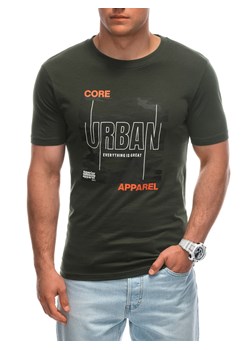 T-shirt męski z nadrukiem 1951S - ciemnozielony ze sklepu Edoti w kategorii T-shirty męskie - zdjęcie 173307876