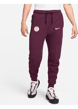 Męskie joggery piłkarskie Nike Paris Saint-Germain Tech Fleece - Czerwony ze sklepu Nike poland w kategorii Spodnie męskie - zdjęcie 173311225