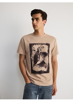 Reserved - T-shirt boxy z nadrukiem - beżowy ze sklepu Reserved w kategorii T-shirty męskie - zdjęcie 173321818