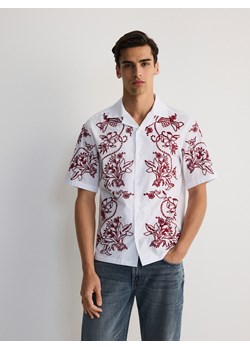 Reserved - Koszula relaxed fit z haftem - biały ze sklepu Reserved w kategorii Koszule męskie - zdjęcie 173322388
