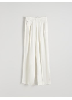 Reserved - Szerokie spodnie z wiskozą - złamana biel ze sklepu Reserved w kategorii Spodnie damskie - zdjęcie 173352076