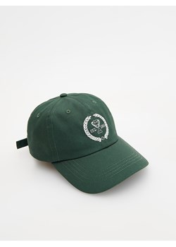 Reserved - Bawełniana czapka z daszkiem i haftem - ciemnozielony ze sklepu Reserved w kategorii Czapki z daszkiem damskie - zdjęcie 173352289