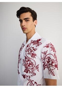 Reserved - Koszula relaxed fit z haftem - biały ze sklepu Reserved w kategorii Koszule męskie - zdjęcie 173352415