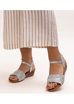Haftowane sandały na niskiej koturnie Maimoona ze sklepu gemre w kategorii Sandały damskie - zdjęcie 173353019