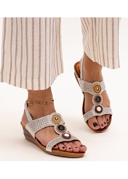 Błyszczące sandały na niskiej koturnie Azeeza ze sklepu gemre w kategorii Sandały damskie - zdjęcie 173354755