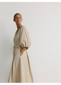 Reserved - Sukienka midi z paskiem - kremowy ze sklepu Reserved w kategorii Sukienki - zdjęcie 173360085