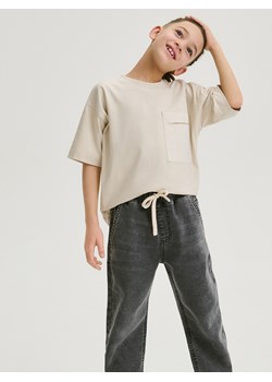 Reserved - Elastyczne jeansy jogger - jasnoszary ze sklepu Reserved w kategorii Spodnie chłopięce - zdjęcie 173360297