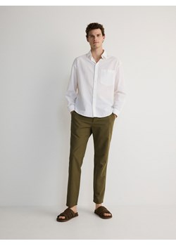 Reserved - Spodnie chino regular z lnem - ciemnozielony ze sklepu Reserved w kategorii Spodnie męskie - zdjęcie 173360689