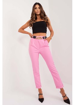 Różowe spodnie garniturowe z ozdobnym paskiem Sewilla ze sklepu 5.10.15 w kategorii Spodnie damskie - zdjęcie 173362097