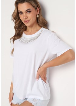 Biały Bawełniany T-shirt z Ozdobnymi Łańcuszkami przy Dekolcie Uglefia ze sklepu Born2be Odzież w kategorii Bluzki damskie - zdjęcie 173363618