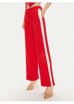 Maryley Spodnie materiałowe 24EB583/04FI Czerwony Regular Fit ze sklepu MODIVO w kategorii Spodnie damskie - zdjęcie 173380176