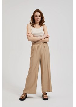 Spodnie z szerokimi nogawkami i gumą w pasie beżowe ze sklepu Moodo.pl w kategorii Spodnie damskie - zdjęcie 173383168