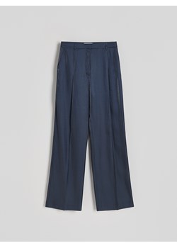 Reserved - Spodnie z połyskującej tkaniny - granatowy ze sklepu Reserved w kategorii Spodnie damskie - zdjęcie 173385365