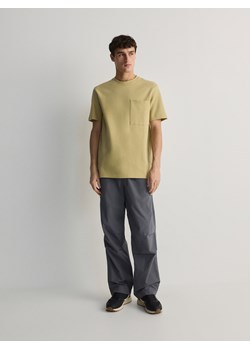 Reserved - T-shirt comfort z kieszonką - oliwkowy ze sklepu Reserved w kategorii T-shirty męskie - zdjęcie 173385425